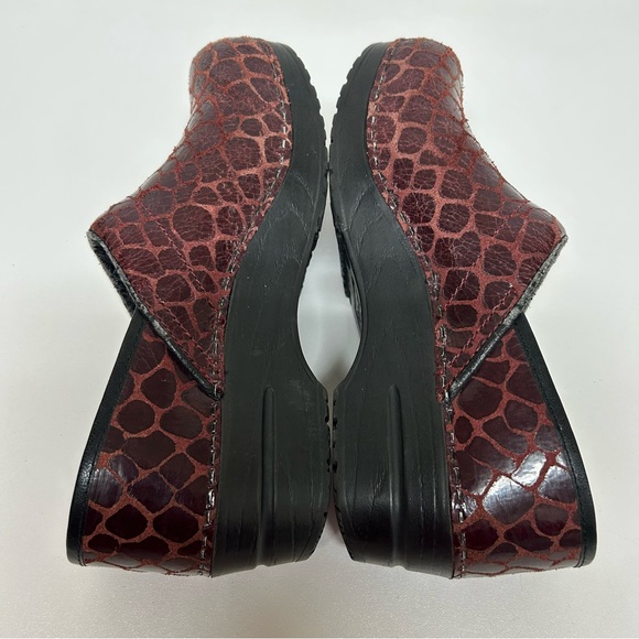 Sanita Danish Clogs EU 39 US 8.5 Maroon Leather Snake Skin Embossed Nursing Shoe - Picture 5 of 9